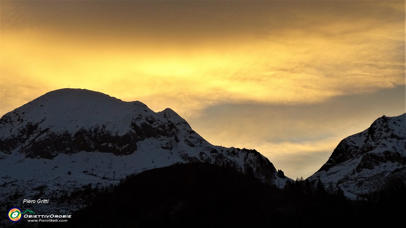 91 Il sole tramonta dietro il Monte Cavallo.JPG